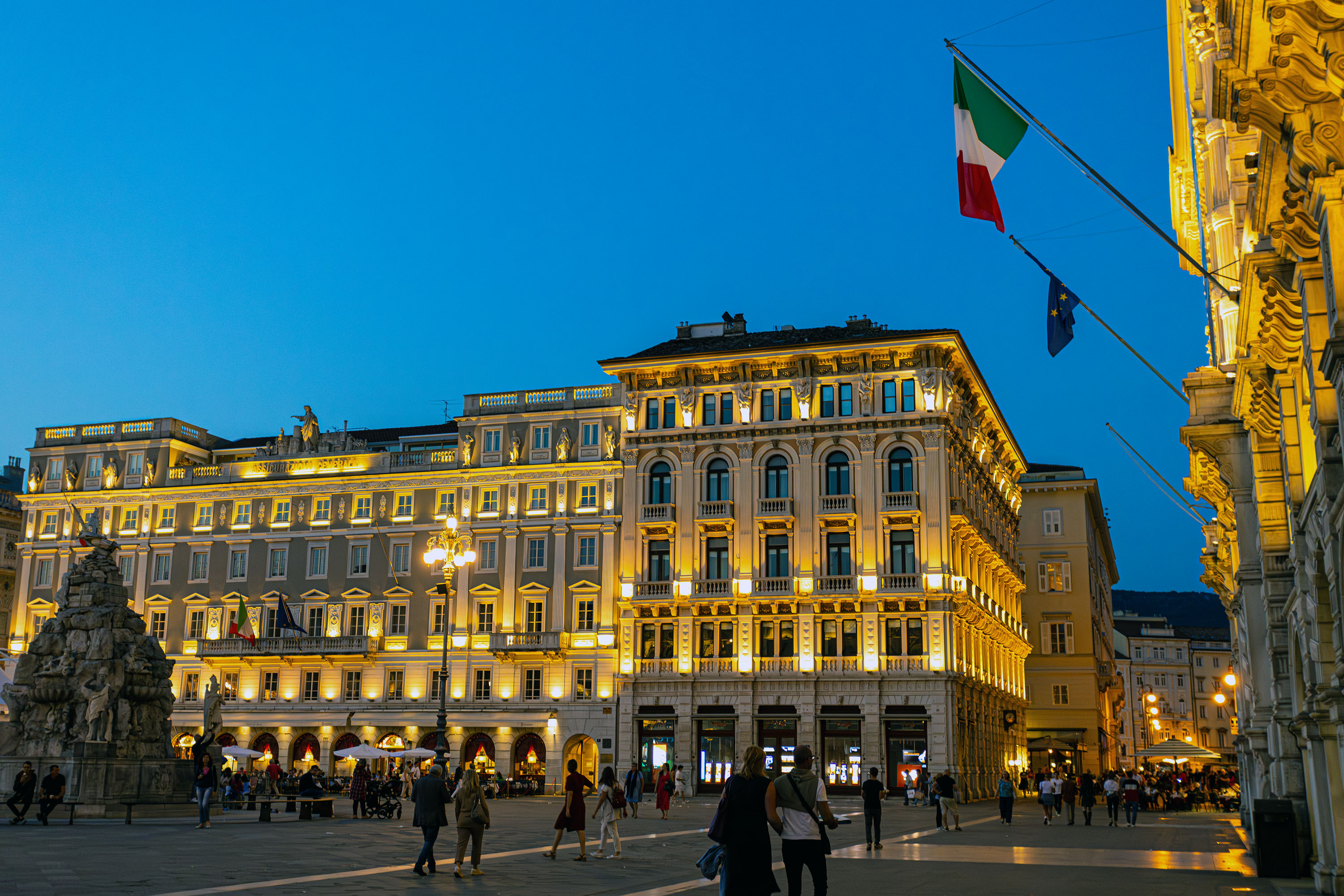Triest - Piazza Unita d'Italia in der blauen Stunde